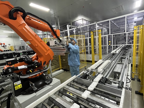 凌晨1點，專用電路事業部程凱在方型電芯注液車間對注液下料機器人手爪進行維護.jpg