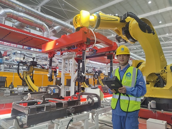 11時，機器人事業部張鴻杰在徐州外門架焊接生產線項目現場進行門架焊接工藝調試.jpg