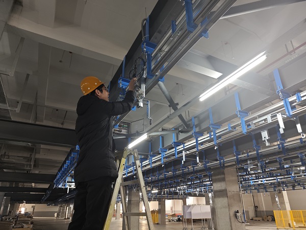 6. 浙江杭州，北自科技陳凱在化纖懸掛線項(xiàng)目上檢查電氣線路.jpg